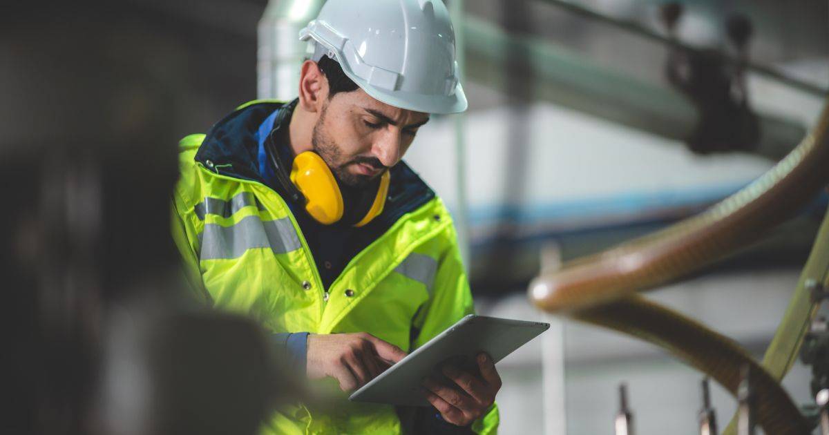 industrial-worker-tablet-inspection.jpg